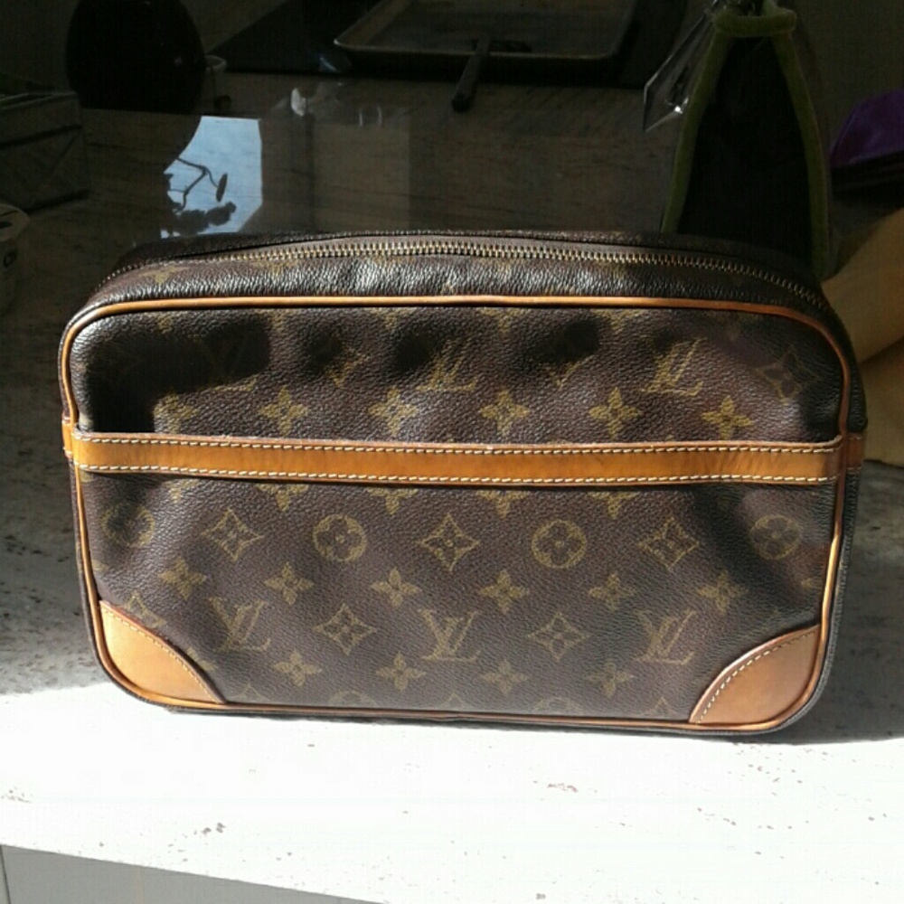 Louis Vuitton Compeigne 23 Clutch